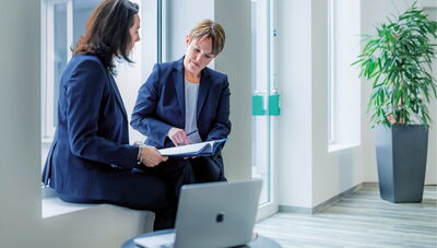 Kanzlei für Steuerberatung und Wirtschaftsprüfung Zwei Frauen besprechen ein Dokument